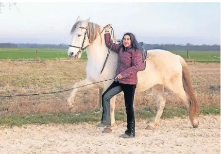  ?? FOTO: RUTH KLAPPROTH ?? Unter dem Motto „Fühl das Pferd“hat Michaela Zeise aus Klinkum ihren Herzenswun­sch erfüllt und hilft jetzt Pferd und Reiter. Hier ist sie mit Garfio.