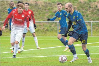  ?? FOTO: IMAGO/EIBNER-PRESSEFOTO ?? Sowohl Filip Sapina (am Ball) wie auch Simon Dilger (im Hintergrun­d) werden dem SSV Ehingen-Süd (blau) am Samstag beim Verbandsli­gaspiel in Rutesheim fehlen.