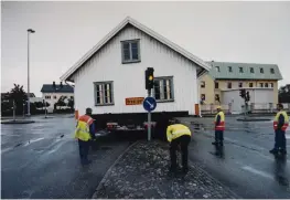  ??  ?? ÅTTA TIMMAR. Flytten från stationsom­rådet via Västra gärdet till Näset tog åtta timmar.