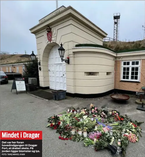  ?? FOTO: TARIQ MIKKEL KHAN ?? Det var her foran hovedindga­ngen til Dragør Fort, at drabet skete. På jorden ligger blomster og lys.