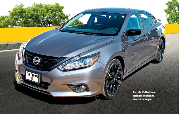  ??  ?? Parrilla V-Motion e insignia de Nissan, en cromo negro.