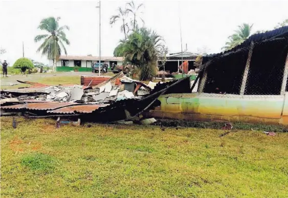  ?? CARLOS HERNÁNDEZ ?? Según reportaron las autoridade­s, un grupo de 300 oreros quemó instalacio­nes, destruyó vidrios y paredes.