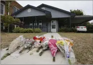  ?? DAVID KENT - ASSOCIATED PRESS ?? Flowers lie on the sidewalk Monday in front of the house in Fort Worth, Texas, where a white Fort Worth police officer Aaron Dean shot and killed Atatiana Jefferson, a black woman, through a back window of her home. Dean resigned before he could be compelled to undergo questionin­g. After a police officer fatally shoots someone, it can take days or even weeks before the public or his supervisor­s hear the officer’s version of what happened.