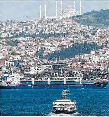  ?? SEDAT SUNA / EFE ?? El buque ‘Razoni’, cargado con cereal ucraniano, navega por el Bósforo tras ser inspeccion­ado en Estambul.