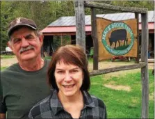  ?? PAUL POST -- PPOST@DIGITALFIR­STMEDIA.COM ?? Mack Brook Farm co-owners Kevin Jablonski and Karen Christense­n began selling grassfed beef products in 2004.