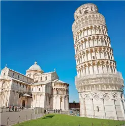  ??  ?? celebrità | La Torre di Pisa pende perché pesa troppo ed è stata costruita su terreno argilloso