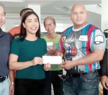  ?? SUNSTAR FOTO / JUSTIN VESTIL EDITOR: LORENZO P. NIÑAL / lpniñal@sunstar.com.ph ?? DONATION.City of Naga Mayor Kristine Vanessa Chiong receives a check from former Philippine National Police chief Ronal “Bato” Dela Rosa (right) for the victims of the Naga landslide.