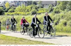  ?? ?? Jean Sellier, Sébastien Jallet et Véronique Louwagie, à vélo lors de l’inaugurati­on de la voie verte de L’Aigle DR