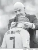  ?? TOLGA BOZOGLU / EFE ?? Infantino y de Bruyne.