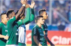  ??  ?? ALEGRÍA. El plantel de Marathón festejó el empate conseguido en el estadio Nacional.