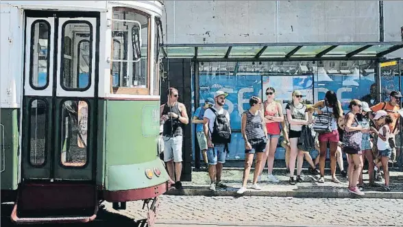  ?? PAU BARRENA / BLOOMBERG ?? Turistas en una céntrica plaza de Lisboa; el turismo es hoy uno de los motores de la economía del país