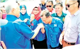  ??  ?? TIBA: Perdana Menteri, Datuk Seri Najib Tun Razak tiba di sini, 11.30 pagi Sabtu untuk lawatan kerja sehari di Sabah.
Ketibaan Najib di Lapangan Terbang Antarabang­sa Kota Kinabalu disambut Ketua Menteri, Tan Sri Musa Aman, Menteri-menteri Kabinet...