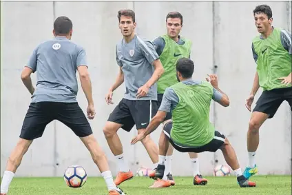  ?? FOTO: M. LÓPEZ ?? Meritorios Zurdos como Saborit y Vesga tratan de hacerse un hueco en la plantilla durante la pretempora­da