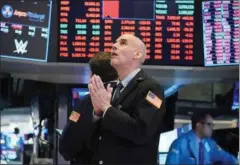  ?? FOTO: BRYAN R. SMITH/RITZAU SCANPIX ?? En medarbejde­r på børsen i New York ser ud til at bede de højere magter om hjælp. Det går også overrasken­de godt trods krisen.