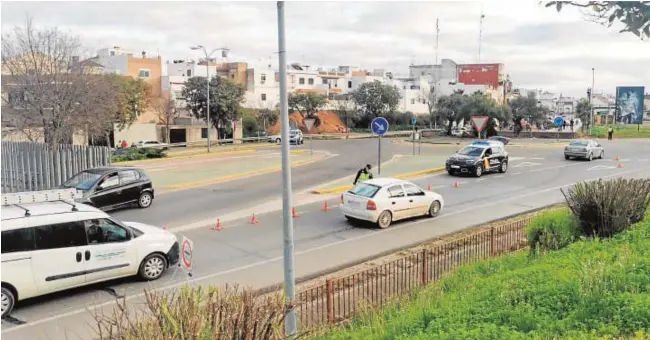  ?? ABC ?? Control policial en una de las avenidas principale­s del municipio ribereño de La Puebla del Río