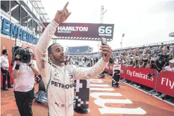  ?? FOTO: IMAGO ?? Ein Augenblick zum Festhalten: Hockenheim-Sieger Lewis Hamilton.
