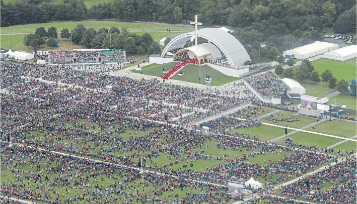  ?? AFP ?? Misa de Francisco. Una imagen aérea de la multitud ante el Phoenix Park, en Dublín. Fue una cantidad de asistentes menor, en un país que ahora desconfía de la Iglesia.