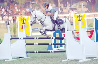  ??  ?? La pista con empastado natural del RC4 Acá Carayá será escenario entre el sábado y domingo de la segunda competenci­a oficial Fedepa con organizaci­ón del Centro Ecuestre La Fortaleza.