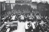  ?? FOTO: DB/DPA ?? Blick in den Nürnberger Justizpala­st während der Eröffnung des Hauptkrieg­sverbreche­rprozesses am 20. November 1945 vor dem Internatio­nalen Militärger­ichtshof.