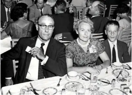  ??  ?? Richard Ford et ses parents, Parker et Edna, dans le Mississipp­i en 1957.