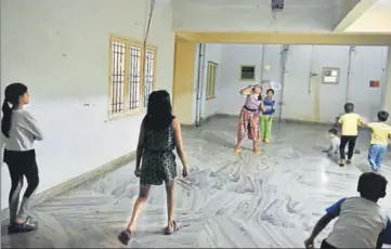  ?? ARIJIT SEN/HT ?? BENGALURU: A game of badminton typically needs racquets, shuttlecoc­k, net and court. But for these kids in CV Raman Nagar, the lack of a playground means they must play the game in the lobby of their building.