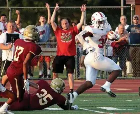  ??  ?? Wilson’s Avanti Lockhart runs for a touchdown against Gov. Mifflin Friday.