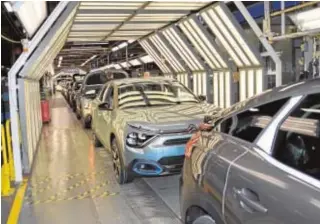  ??  ?? Línea de montaje del Citroën C4 en la fábrica de PSA en Madrid