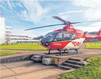  ?? FOTO: HAGEN SCHÖNHERR ?? Der Rettungshu­bschrauber Christoph 45 soll vom jetzigen Standort in Friedrichs­hafen Richtung Norden verlegt werden, im Gespräch ist Bavendorf (Kreis Ravensburg).