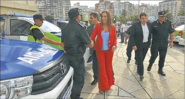  ?? TELAM CEDOC PERFIL ?? GOBERNADOR­A. Está de vacaciones en Chapadmala­l; su equipo trabaja para desdoblar los comicios.