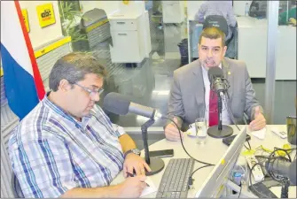  ??  ?? El viceminist­ro Fabián Domínguez (d) en los estudios de ABC Cardinal aseguró que no habrá subas de tasas impositiva­s pero sí de la base de contribuye­ntes.