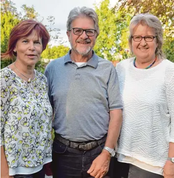  ?? Foto: Adrian Bauer ?? Die Grünen Politiker Doris Lurz, Alwin Jung und Ursula Jung (rechts) hoffen, dass noch 2020 die erste Straßenbah­n durch Kö nigsbrunn rollt.