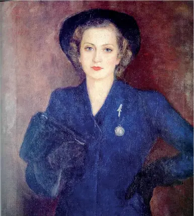  ??  ?? Vestito blu «Ritratto di Marghe» (1937) di Emilio Vitali. In quel periodo le famiglie milanesi fanno a gara per posare nel suo atelier