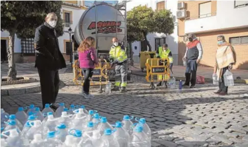  ?? EP / MARÍA JOSÉ LÓPEZ ?? Vecinos de Marchena acuden a un camión cisterna durante la crisis del benceno en diciembre