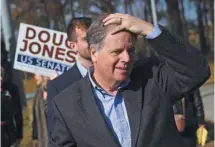  ?? JUSTIN SULLIVAN AGENCE FRANCE-PRESSE ?? Le démocrate Doug Jones salue des partisans avant d’aller voter.