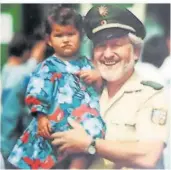  ?? FOTO: TAN ?? Die kleine Jaqueline 1989 auf dem Arm ihres Großvaters Leonhard Amann – das Foto ist ein Ausschnitt des Titelblatt­es der „Polizeitun­g“des saarländis­chen Innenminis­teriums aus dem Jahr 1989 (Nr. 3).
