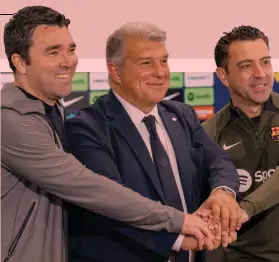  ?? ?? Blaugrana uniti
Da sinistro il ds. Deco, il presidente Laporta e il tecnico Xavi