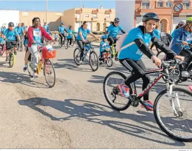  ?? FOTOS: D. A. ?? Participan­tes en el Día de la Biciclete durante el paseo por las calles de la localidad.