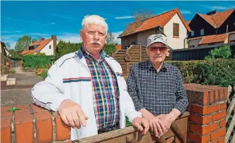  ?? FOTO: RICH SERRA ?? Die früheren Arbeitskol­legen Günther Walter (links) und Karl Heinz Maas in der Siedlung am Füllengart­en. Walter wohnte hier längere Zeit, Maas ist hier immer noch zuhause.