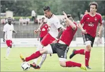  ??  ?? Davie Selke (weißes Trikot), hier im Zweikampf mit Rafael Weyer vom 1.FCFrankfur­t/O., wird wie seine Teamkolleg­en Lukas Klosterman­n und Yussuf Poulsen an den Spielen in Rio teilnehmen.