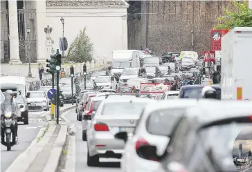  ?? FOTO ANSA ?? Tutti in fila
L’europa incide solo per il 10% di CO2 mondiale; i trasporti del 2,5%