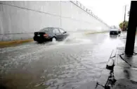  ??  ?? Impacto. La inundación de algunas arterias de la ciudad el pasado miércoles duró sólo unos minutos; no se reportaron personas lesionadas.