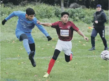  ?? PHOTO: DAVID LOWNDES ?? Action from Hampton Navy Under 14s (blue) v Feeder FC