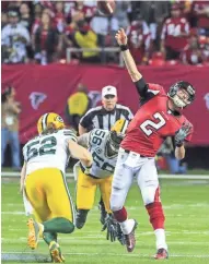  ?? EUROPEAN PRESS AGENCY ?? Clay Matthews (left) and Julius Peppers didn’t get enough pressure on Falcons quarterbac­k Matt Ryan on Sunday.