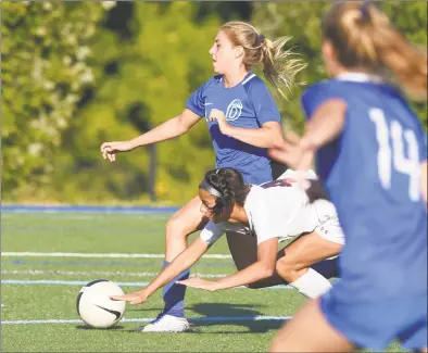  ?? Dave Stewart / Hearst Connecticu­t Media ?? Darien’s Chloe Humphrey (4) battles for position with McMahon’s Victoria Papadopoul­os on Wednesday.