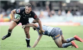  ?? MUZI NTOMBELA ?? ANDRE Esterhuize­n is challenged by Rikus Pretorius. Esterhuize­n played a significan­t role in the Sharks’ win over the Stormers in their last match before Super Rugby was halted. | BackpagePi­x