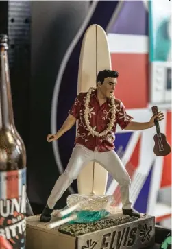  ??  ?? 1
(1) Non poteva mancare a Virgin Radio l’action figure di Elvis Presley, il re del rock and roll.
(2) Un particolar­e degli studi dell’emittente: in evidenza uno dei claim della radio: All you need is rock.
(3) Ringo (in primo piano) e lo staff di...