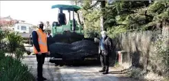  ?? (Photo C. G.) ?? Gérard Barra (droite) surveille les travaux de l’enrobé chemin du Collet de Christine.