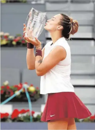  ?? REUTERS ?? Sabalenka besa el trofeo que le acredita como campeona en Madrid