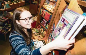  ?? Foto: B. Siegert ?? In der Buchhandlu­ng Rupprecht in Füssen ist Franziska Gierl für die Kinder und Jugendbuch­abteilung zuständig.