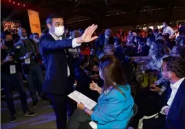  ?? (Photo PQR, La Provence) ?? Le ministre de la Santé Olivier Véran, saluant ses sympathisa­nts lors du Campus de La République en marche, hier à Avignon.